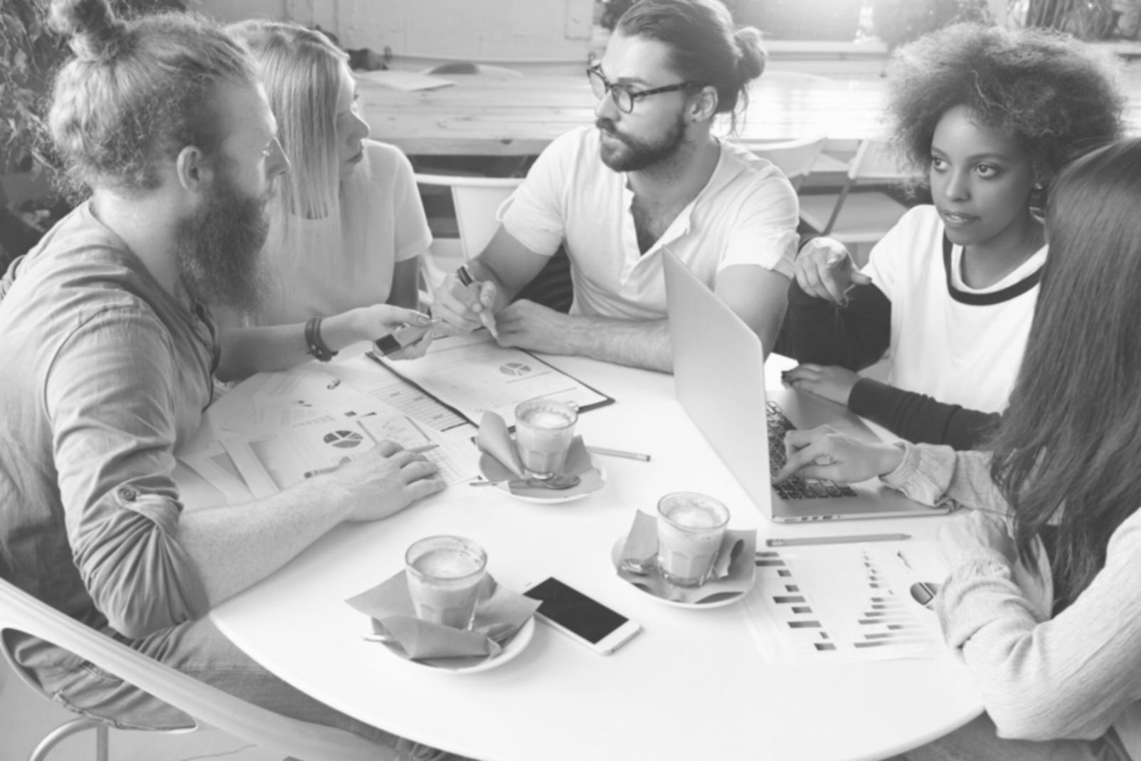 Participant analysant ses documents financiers lors d'une session de formation